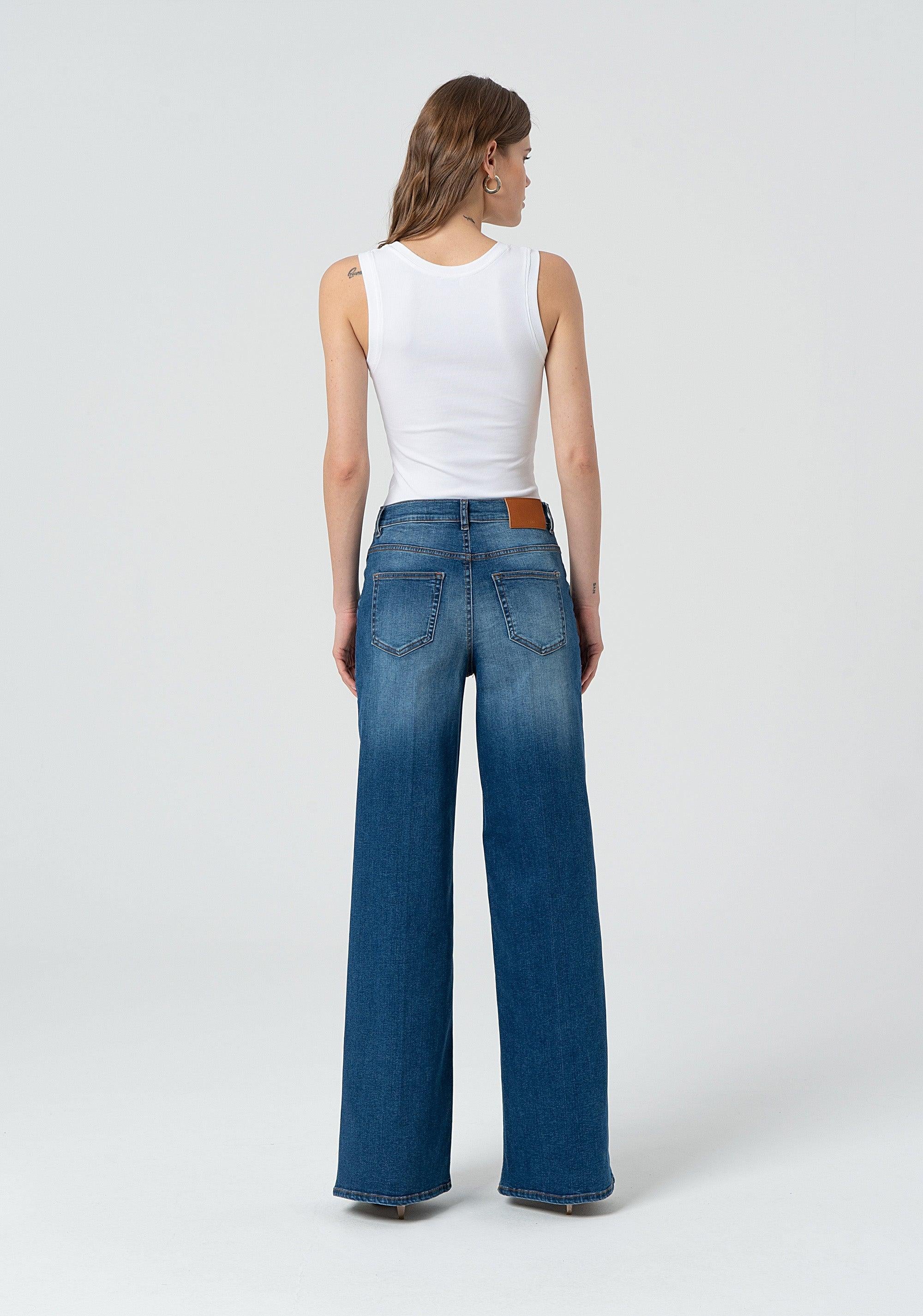 Jeans wide leg in denim con lavaggio medio