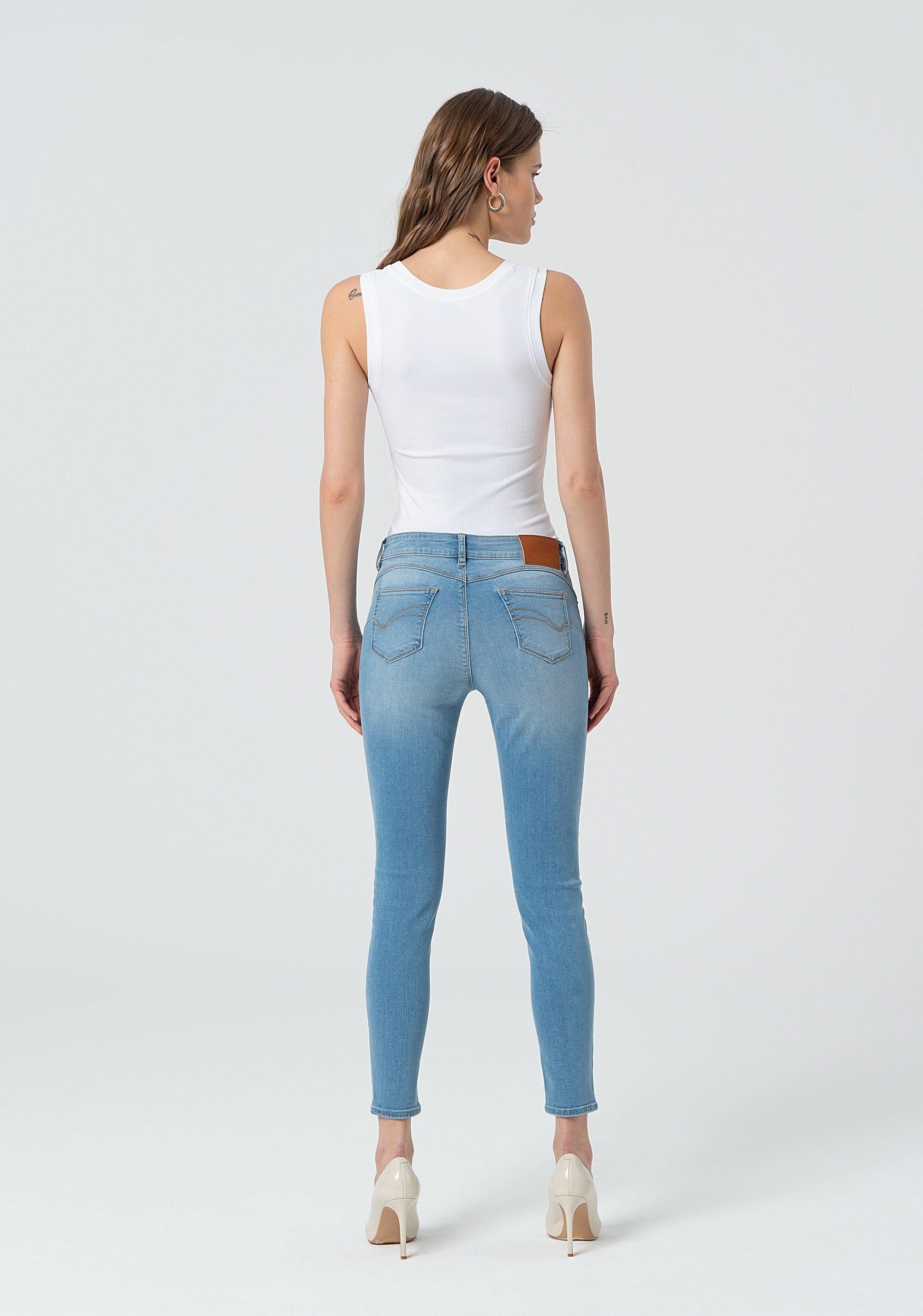 Jeans slim effetto push up in denim con lavaggio chiaro