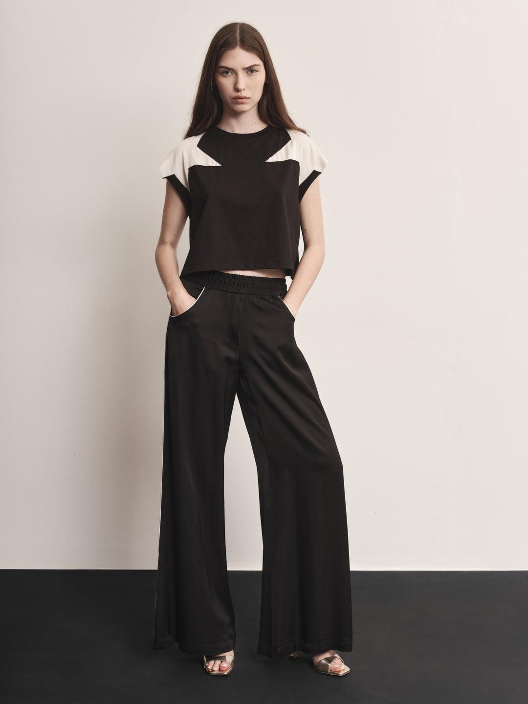 T-shirt AKEP con ricamo sulle spalle nera
