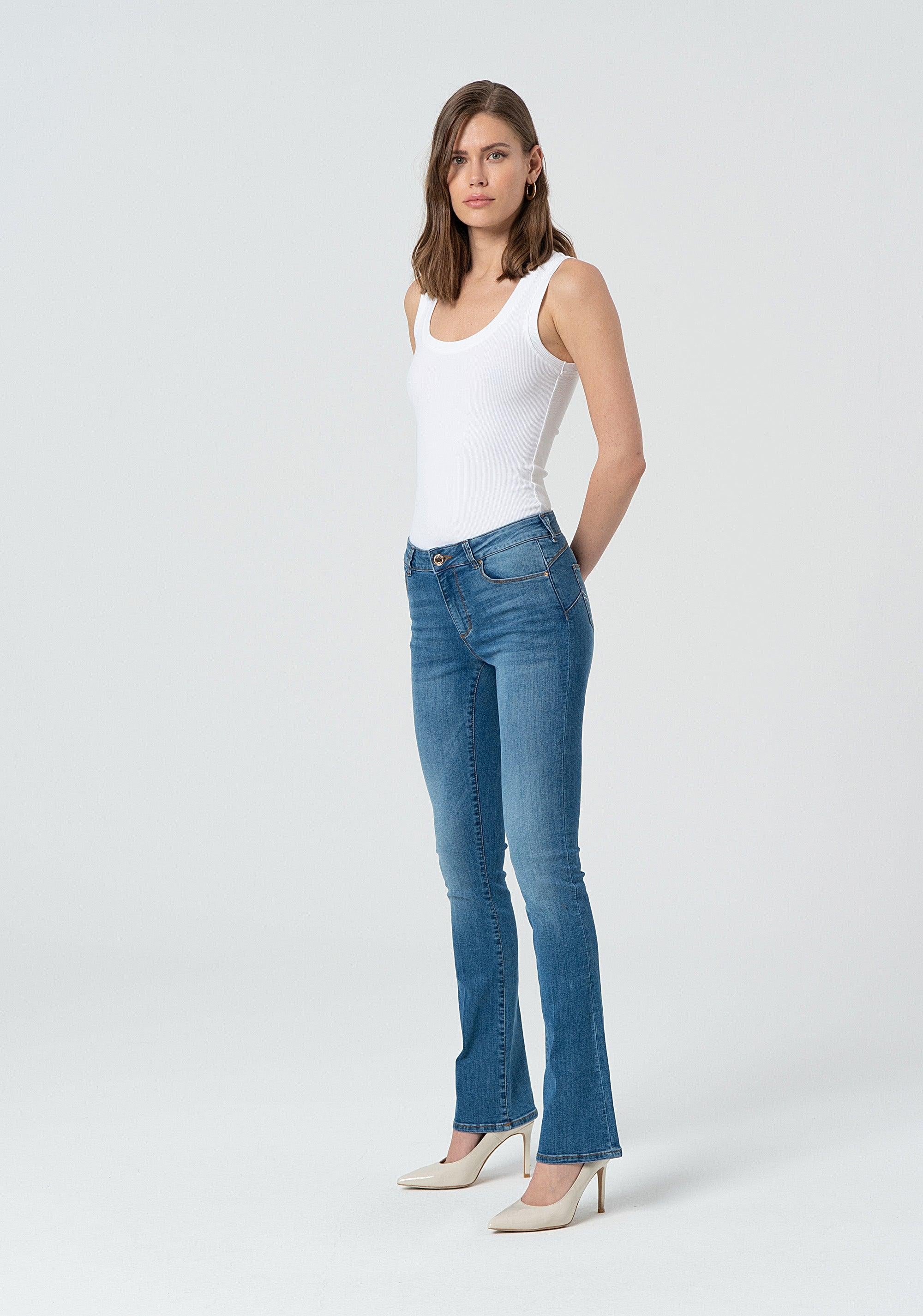 Jeans bootcut effetto push up in denim con lavaggio medio bleached