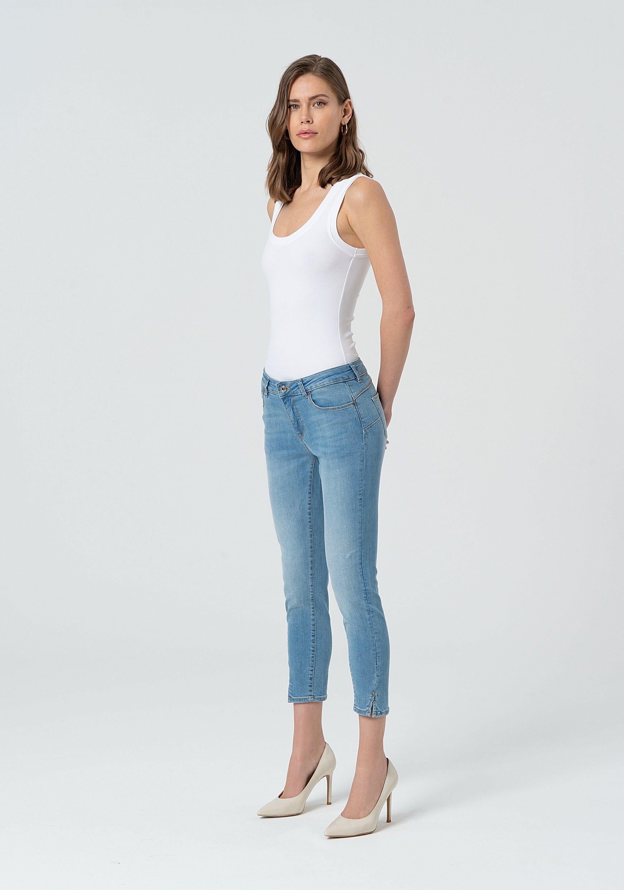 Jeans slim effetto push up in denim con lavaggio chiaro