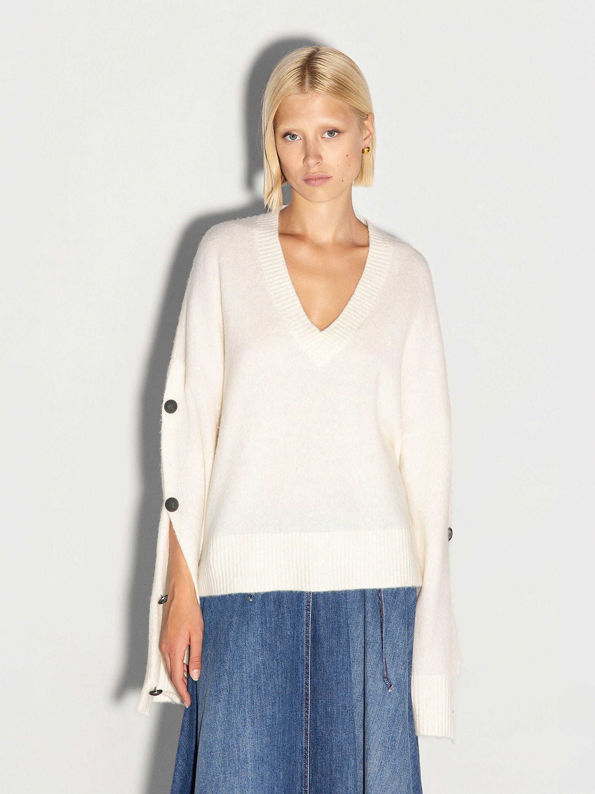 Pullover AKEP scollo a V ricamato off white MGKD15101 V2 AKEP 