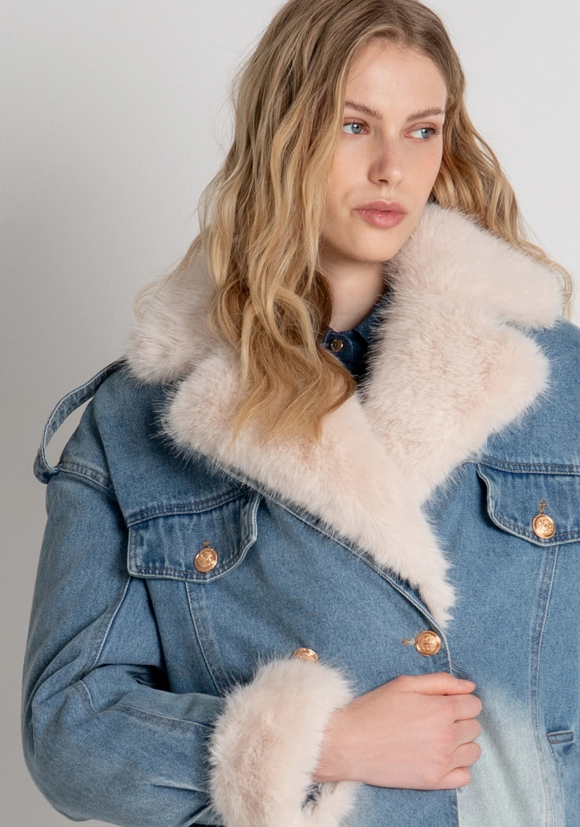 Giacca over in denim con lavaggio vintage e con finta pelliccia FP26WJ4002D40904 337 FRACOMINA 