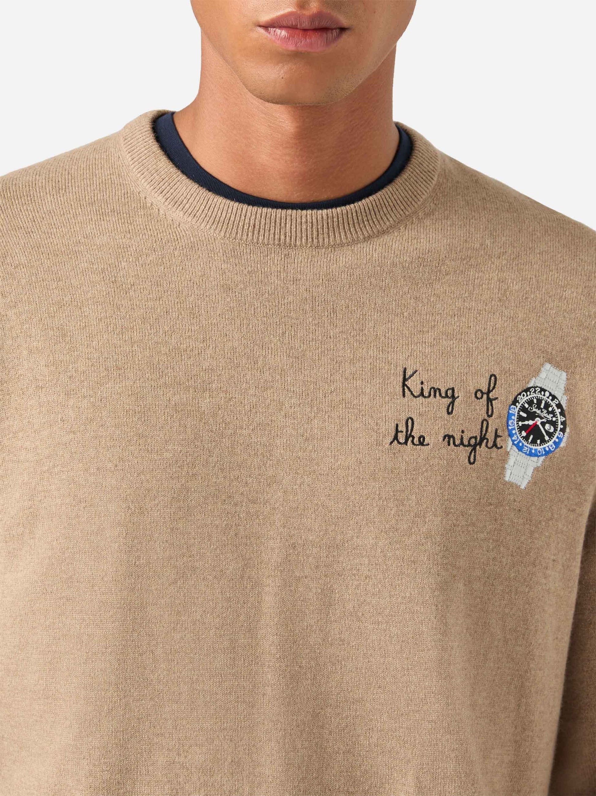 Maglia girocollo Heron Light beige in misto lana e cashmere con ricamo King Of The Night HER0024 00542M MC2 SAINT BARTH 