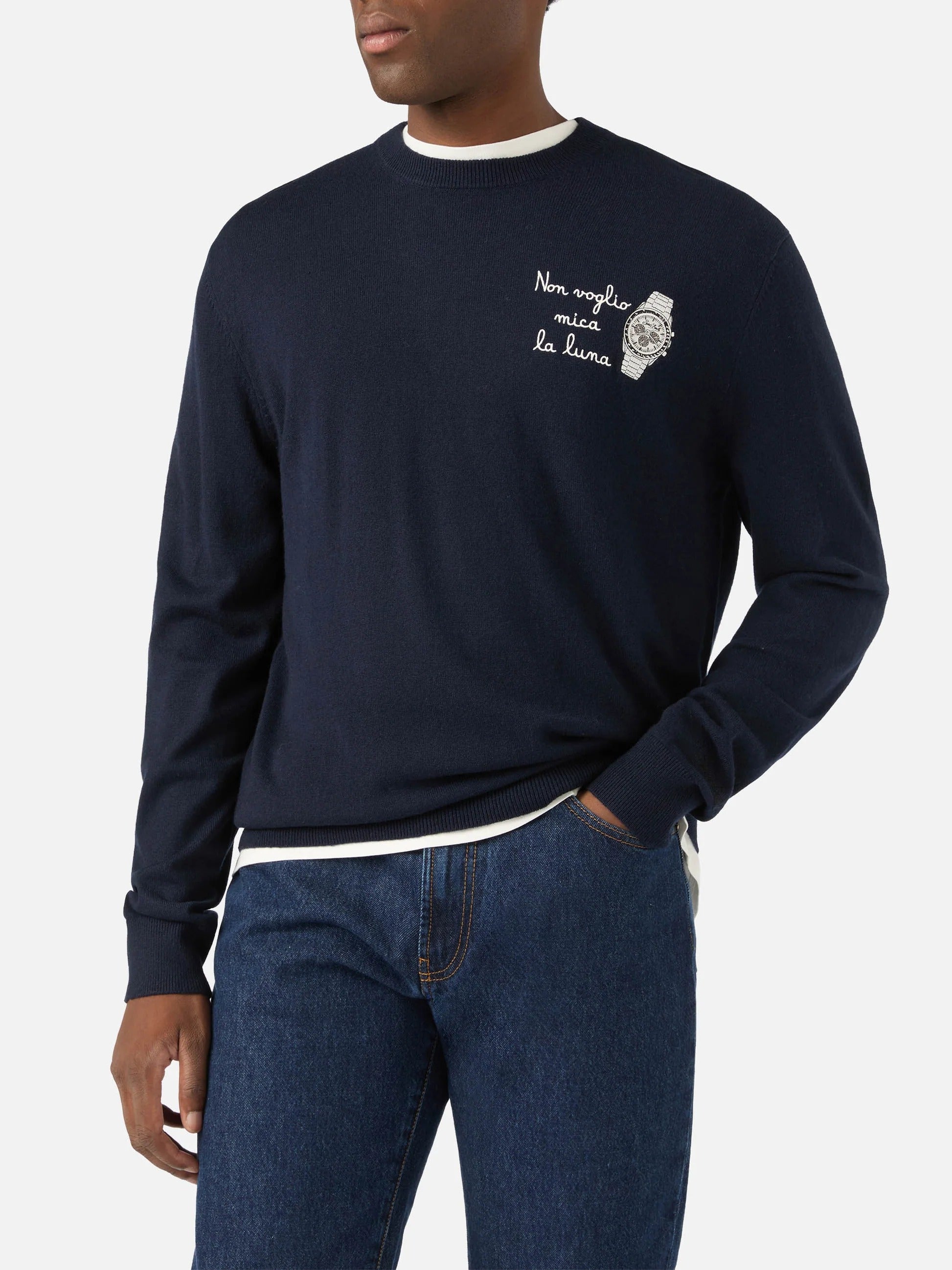 Maglia girocollo Heron Light blu navy in misto lana e cashmere con ricamo Non Voglio Mica La Luna HER0024 02930M MC2 SAINT BARTH 