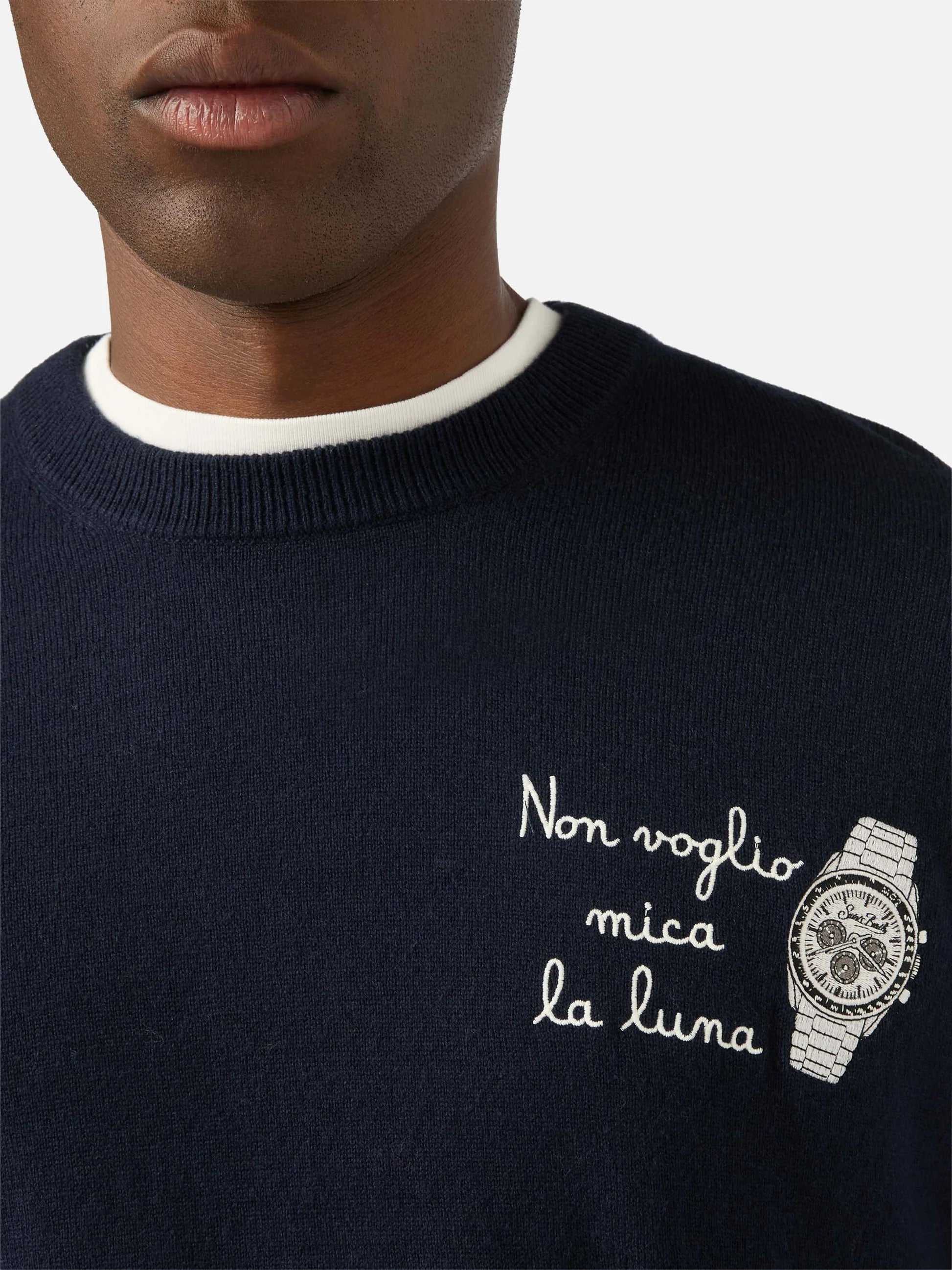 Maglia girocollo Heron Light blu navy in misto lana e cashmere con ricamo Non Voglio Mica La Luna HER0024 02930M MC2 SAINT BARTH 