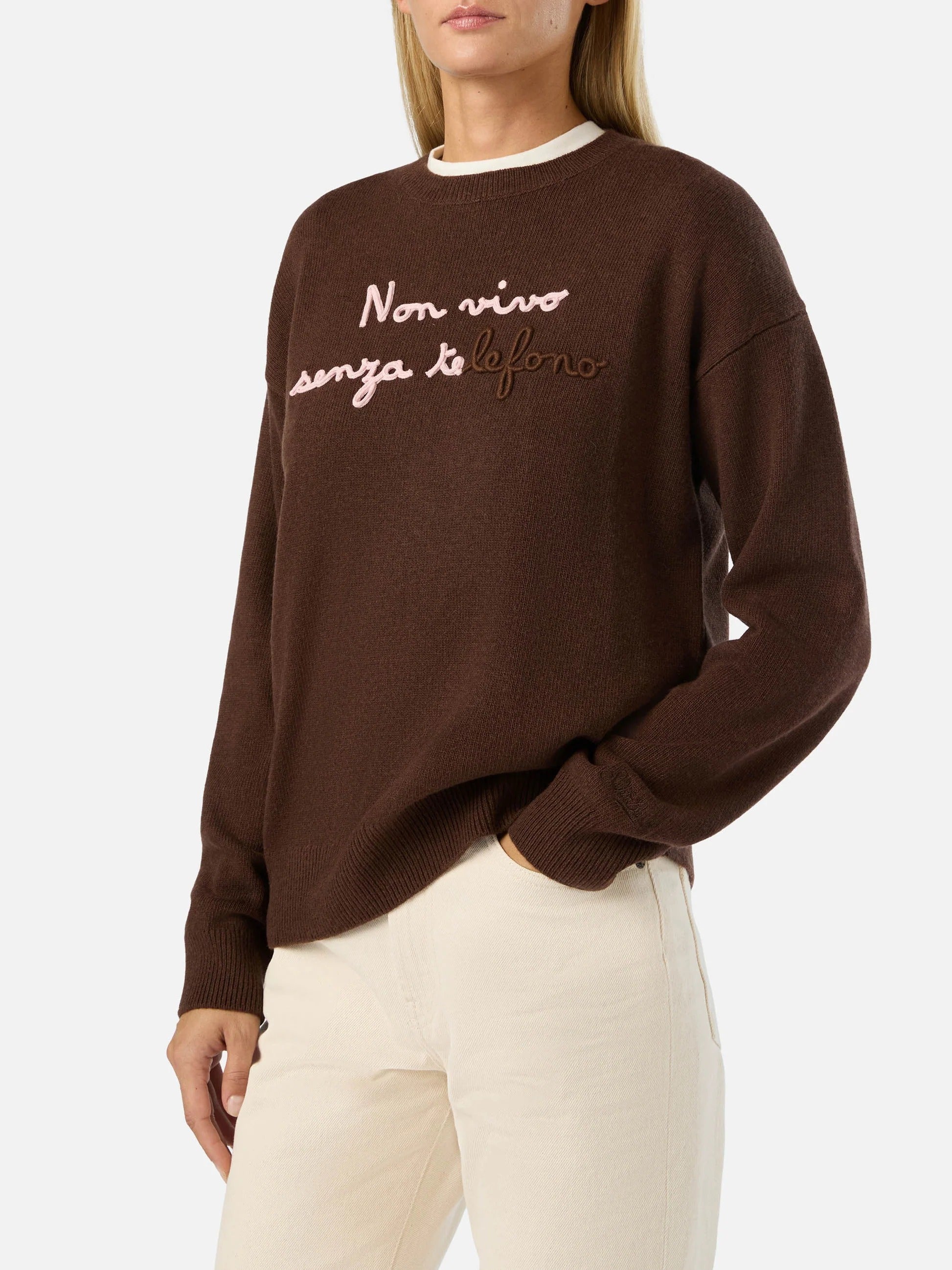 Maglia girocollo Tessa marrone in misto lana e cashmere con ricamo Non Vivo Senza Te TESS001 04230M MC2 SAINT BARTH 