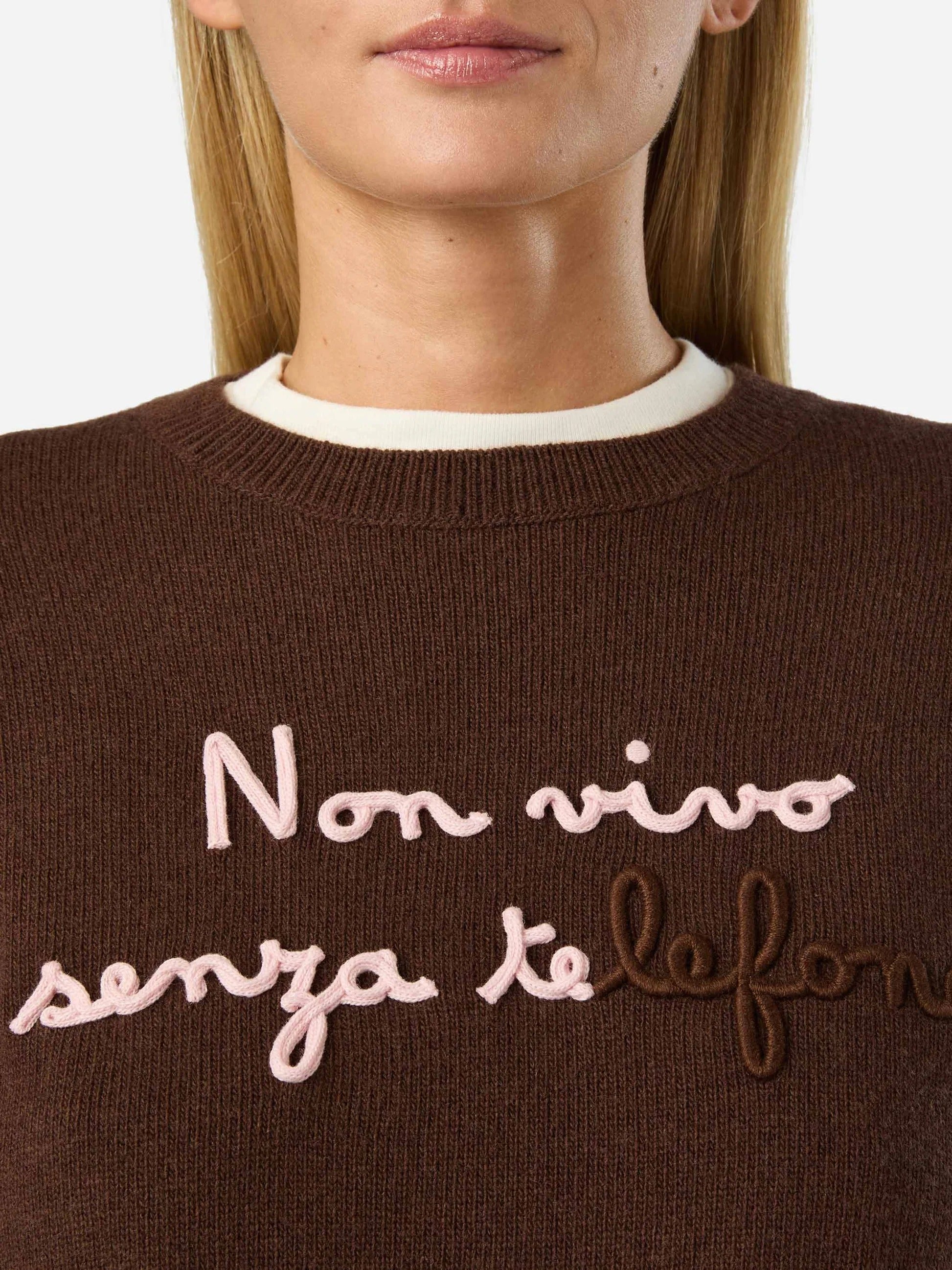 Maglia girocollo Tessa marrone in misto lana e cashmere con ricamo Non Vivo Senza Te TESS001 04230M MC2 SAINT BARTH 
