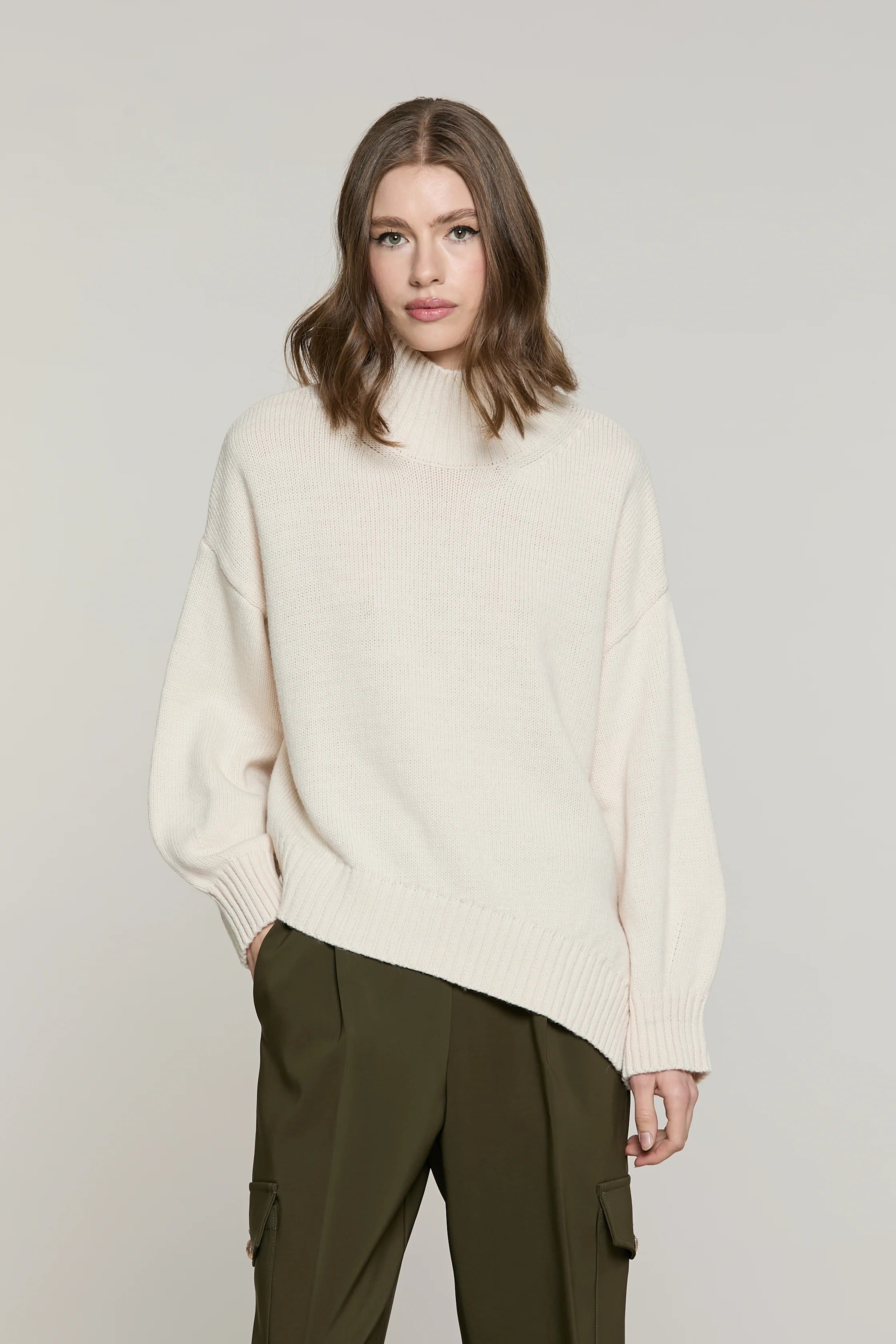 Maglia LYS collo alto taglio asimmetrico ivory RDA2602529055 1110 RELISH 