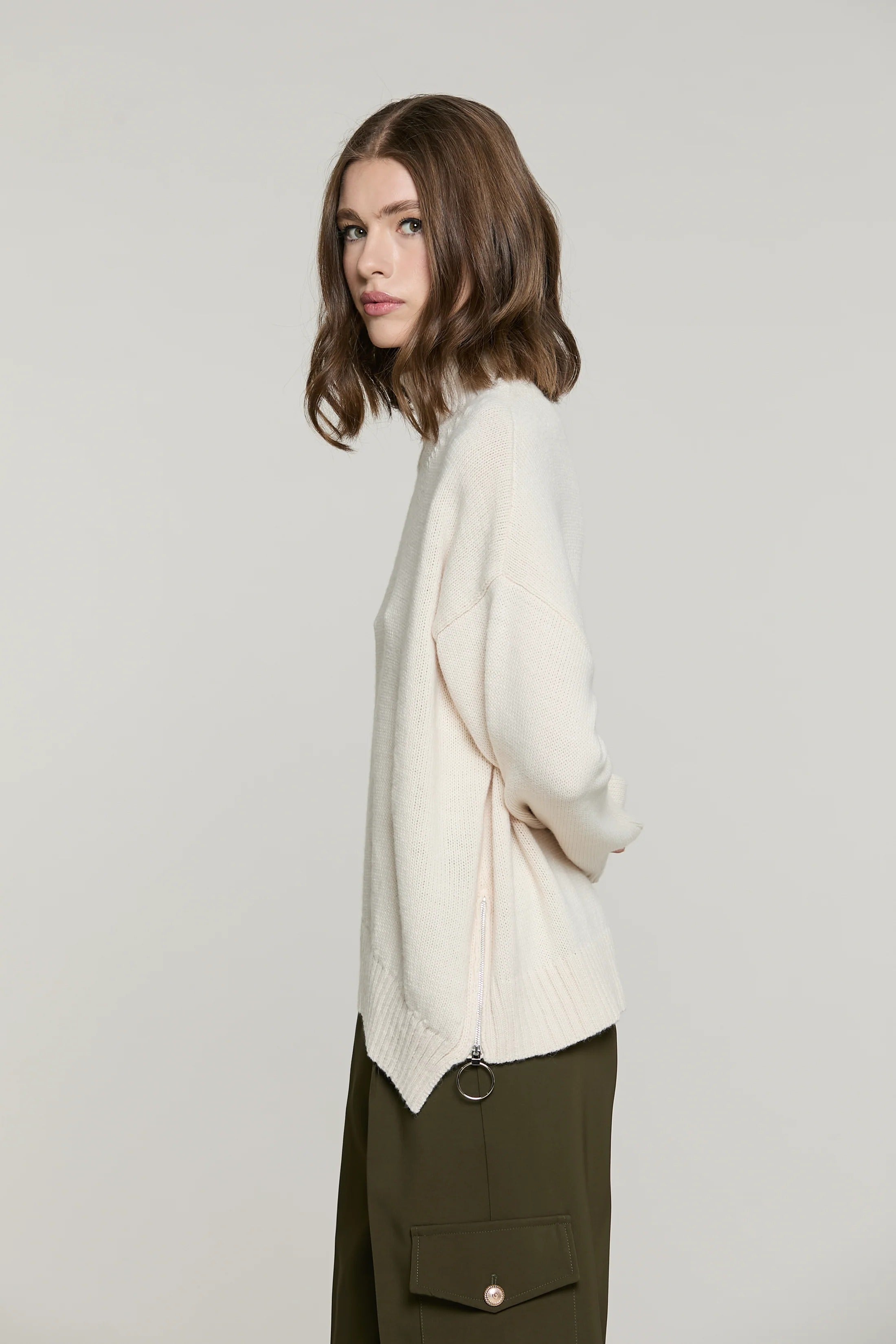 Maglia LYS collo alto taglio asimmetrico ivory RDA2602529055 1110 RELISH 
