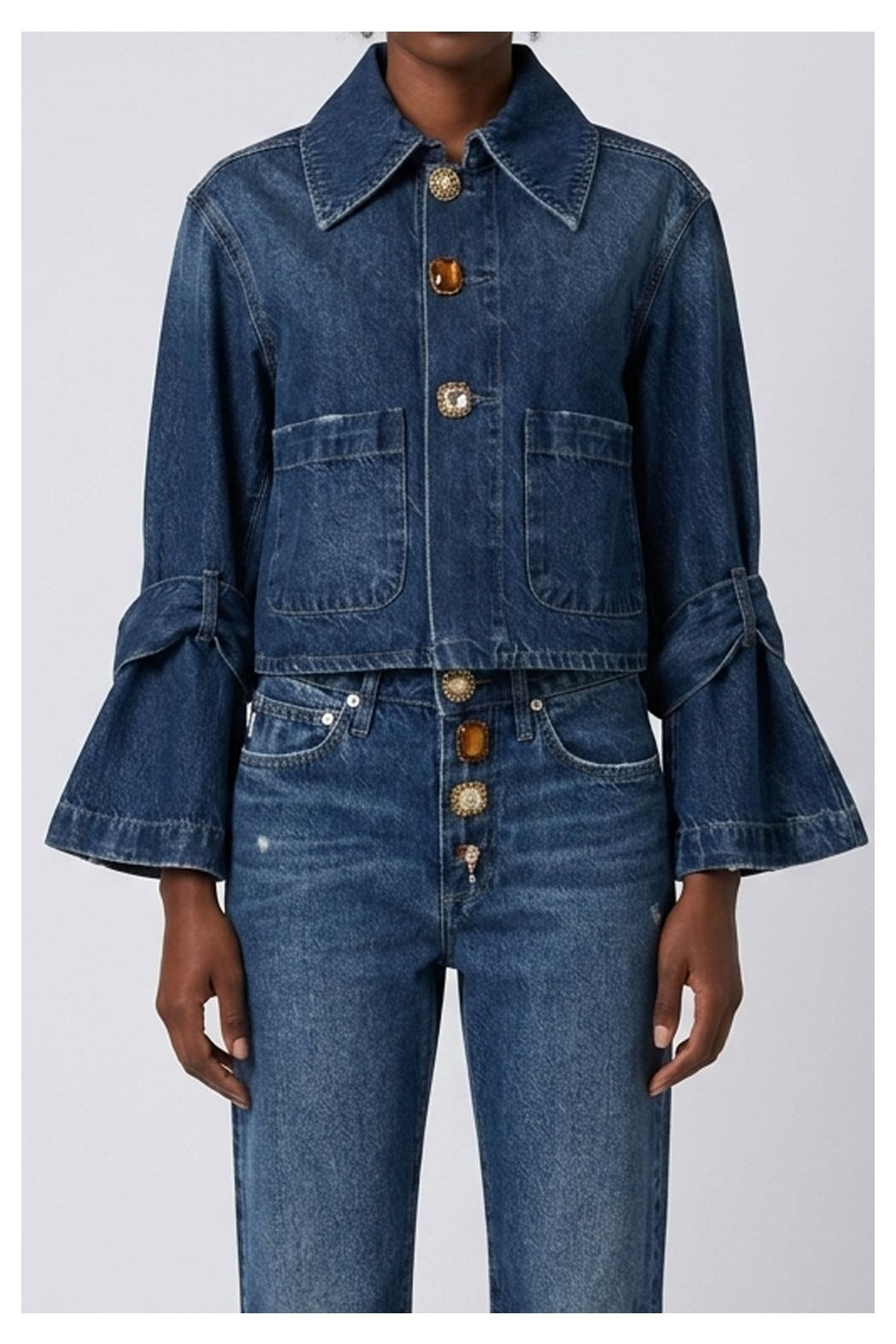 VICOLO Giubbino jeans blu per donna con linea cropped, maniche a campana e fiocchi sui polsi. DAC5100 DENIM BLU VICOLO 