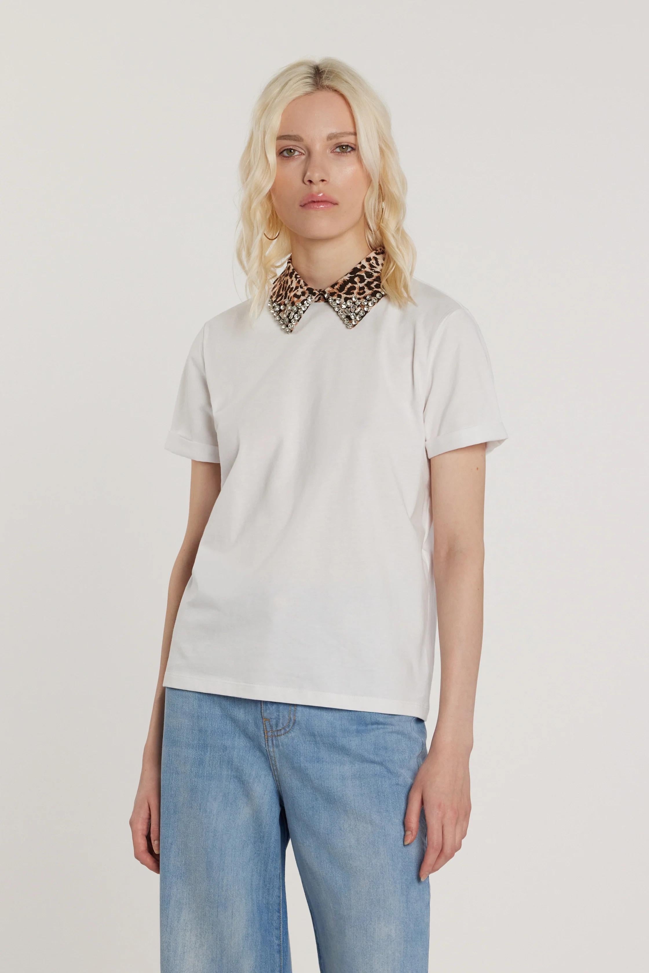 RELISH T-Shirt ARLETTI maniche corte con risvolto più colletto animalier più applicazioni gioiello più goccia WHITE RDP2601089013 1100 RELISH 