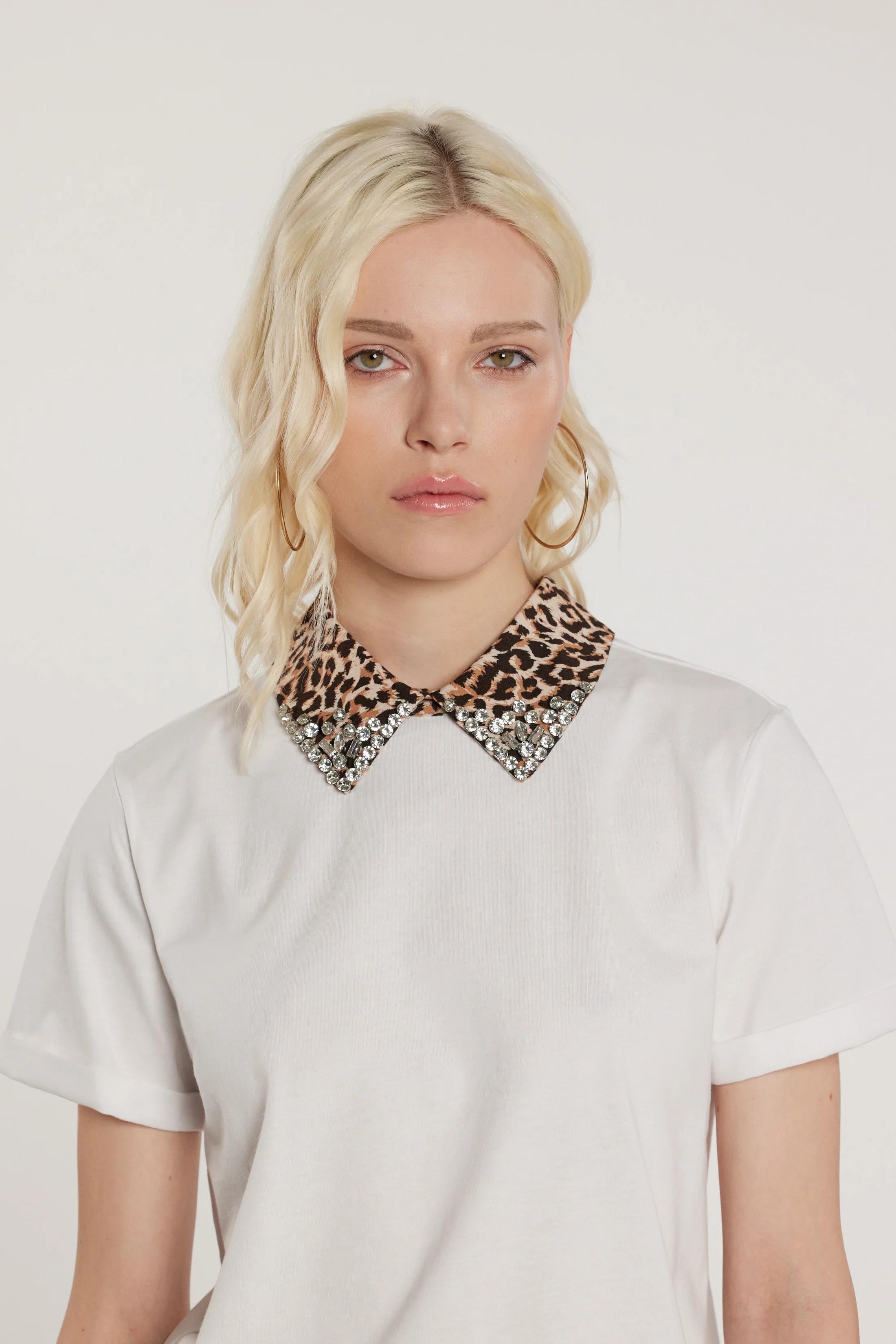 RELISH T-Shirt ARLETTI maniche corte con risvolto più colletto animalier più applicazioni gioiello più goccia WHITE RDP2601089013 1100 RELISH 