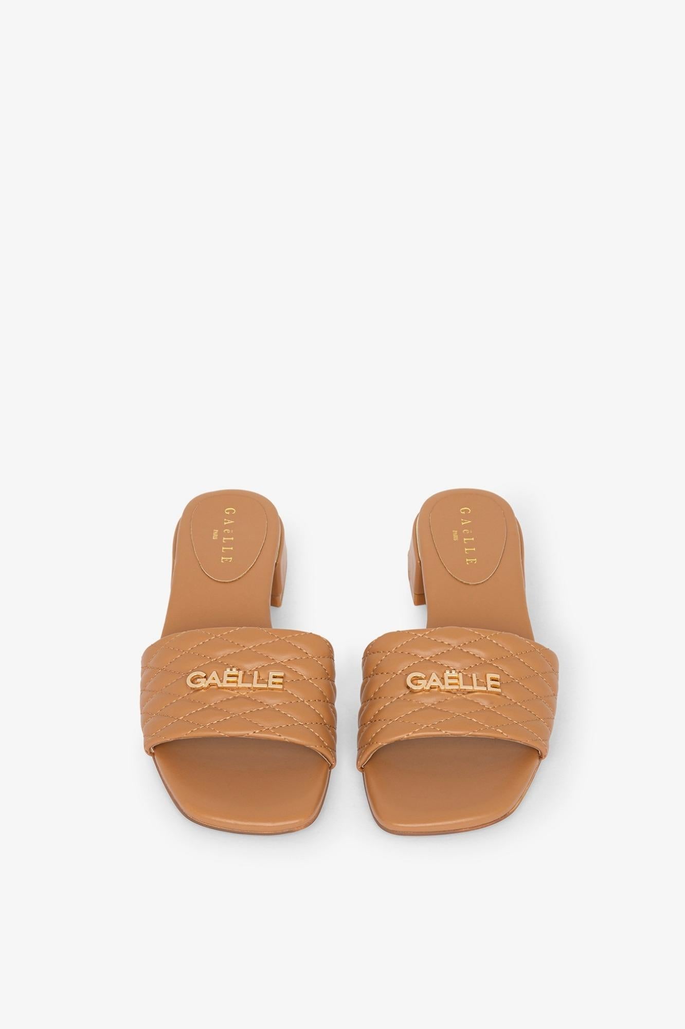 Sandalo Con Tacco Tessuto Matelasse E Placchetta Logo  Beige - Gaëlle Paris GACAW01709-MTFI0007 BE00 GAELLE 