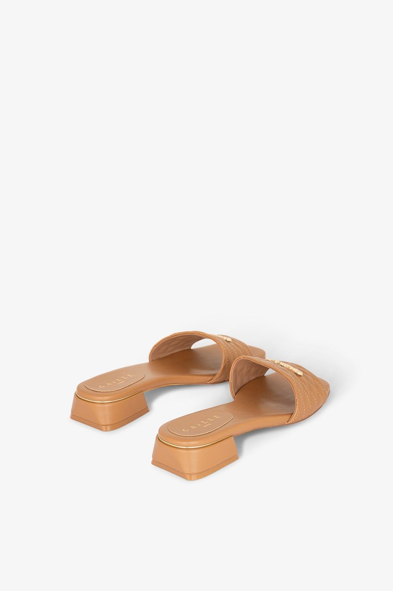 Sandalo Con Tacco Tessuto Matelasse E Placchetta Logo  Beige - Gaëlle Paris GACAW01709-MTFI0007 BE00 GAELLE 