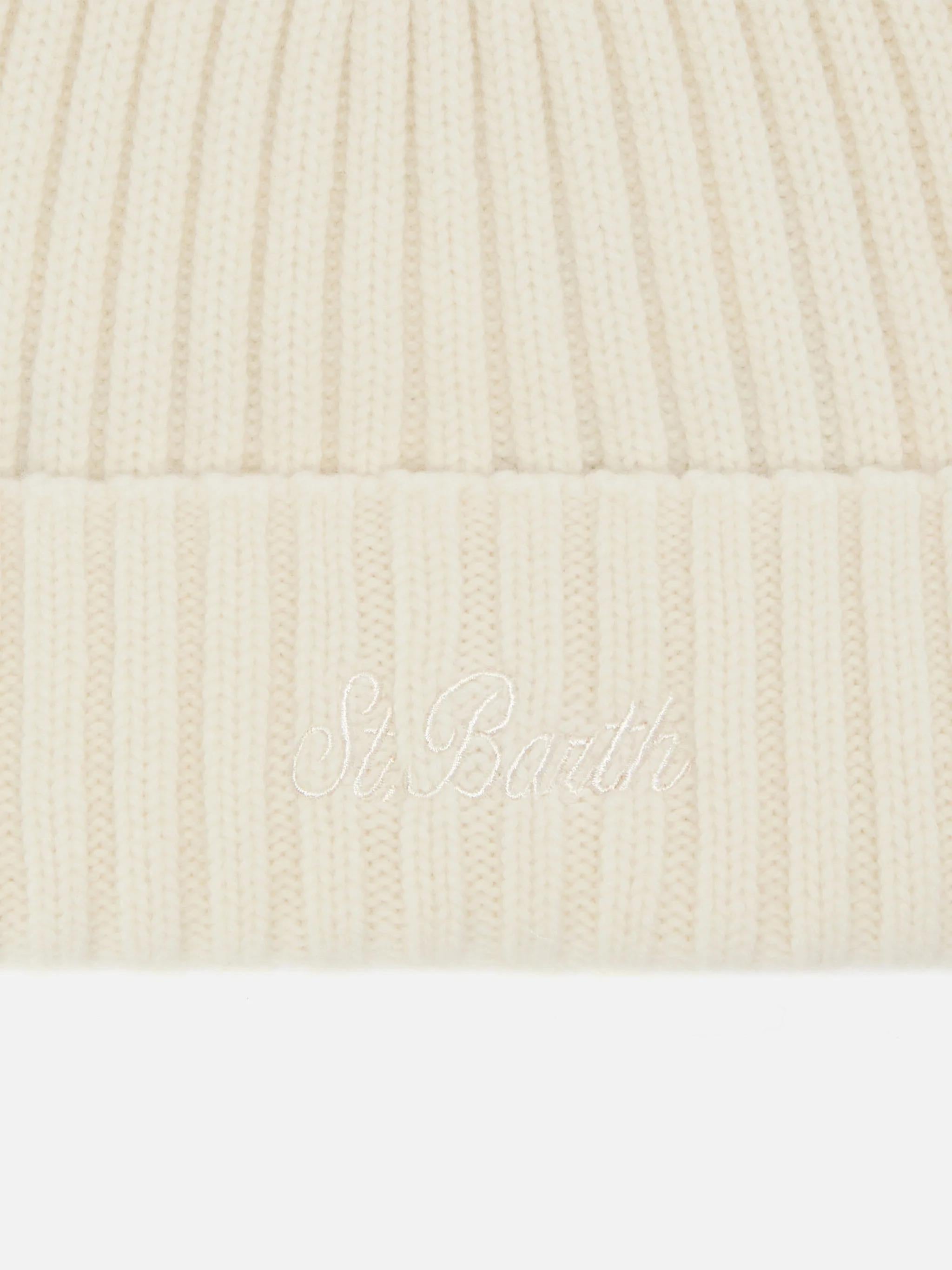 Berretto Wengen in bianco con ricamo St. Barth sul risvolto WENG027 00040I MC2 SAINT BARTH 