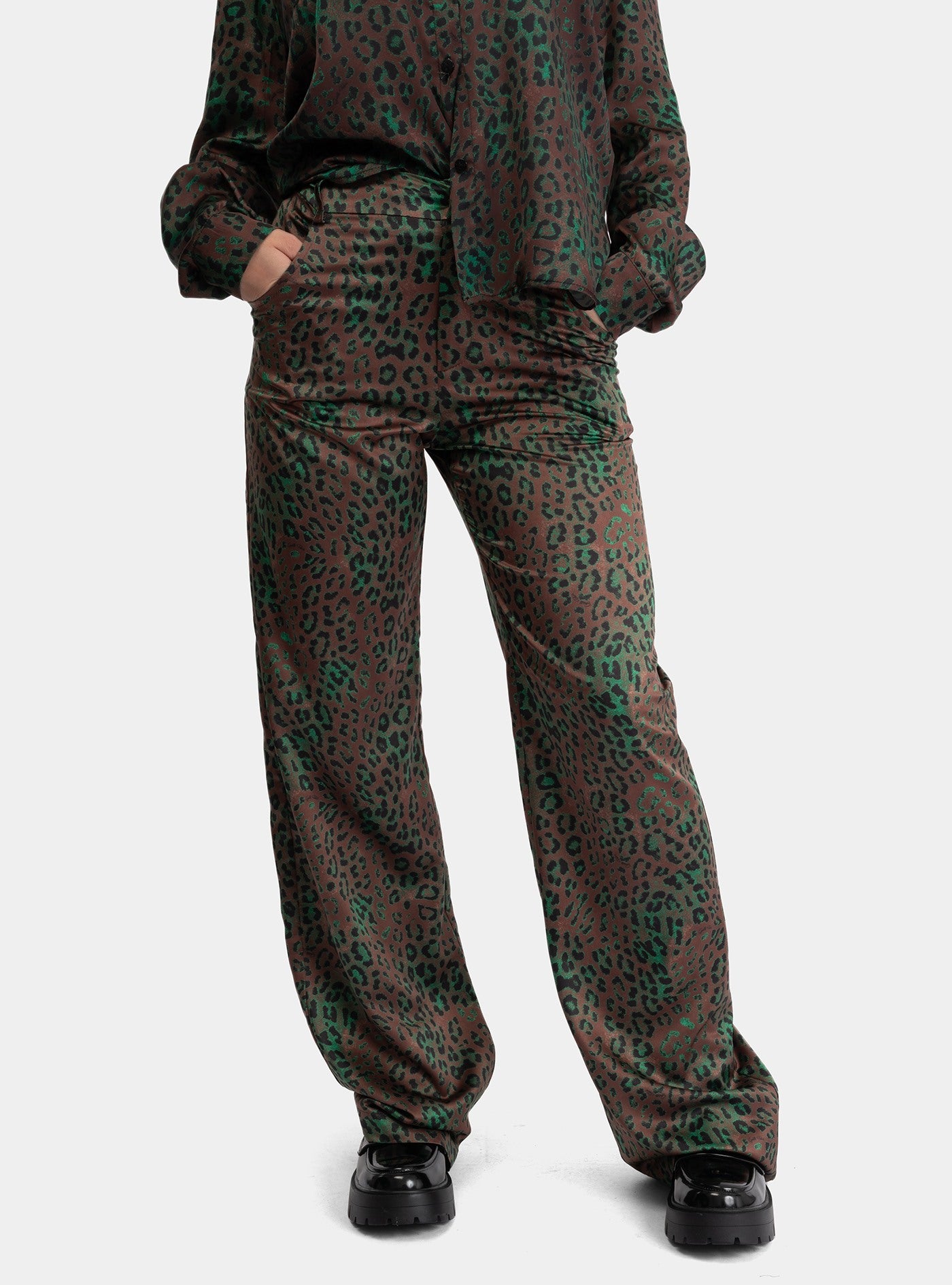 immagine-1-gaelle-pantalone-dritto-in-raso-stampato-maculato-verde-pantaloni-gaabw00904-pttp0075-mcve