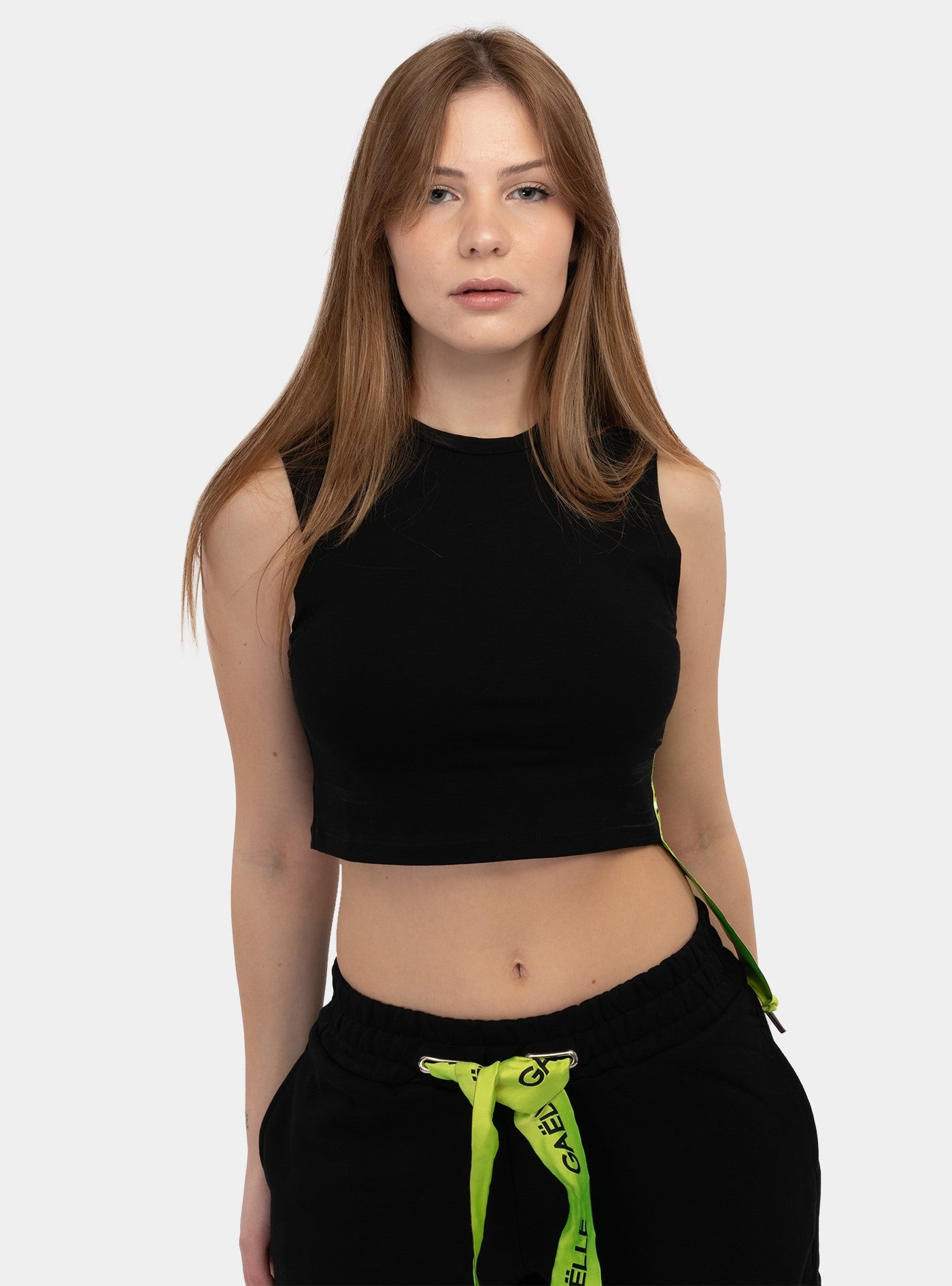 immagine-1-gaelle-t-shirt-cropped-smanicata-con-nastro-nera-t-shirt-gaabw00463-ptts0043-ne01