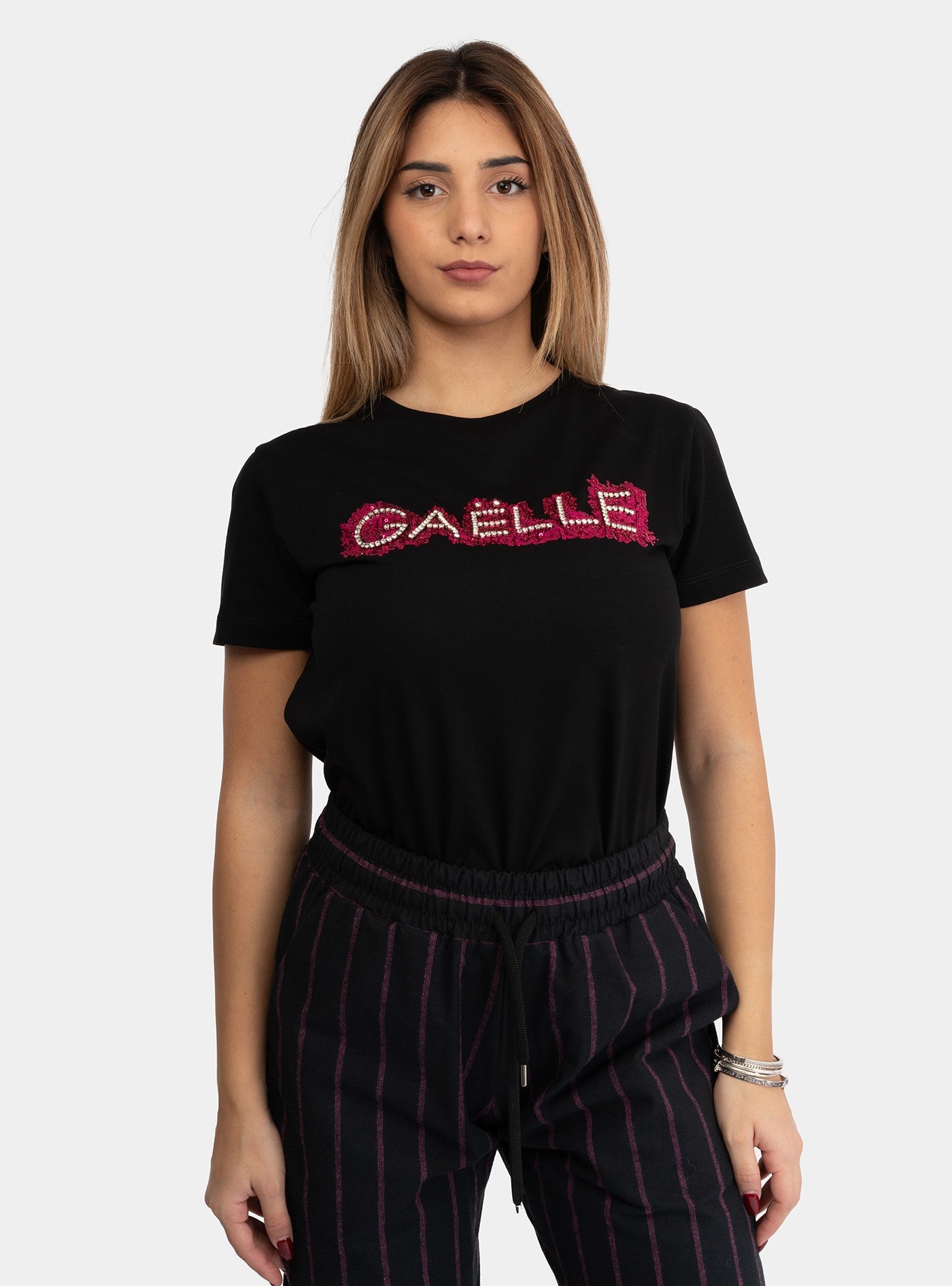 immagine-1-gaelle-t-shirt-in-jersey-con-logo-ricamato-a-mano-nera-t-shirt-gaabw01282-ptts0043-ne01