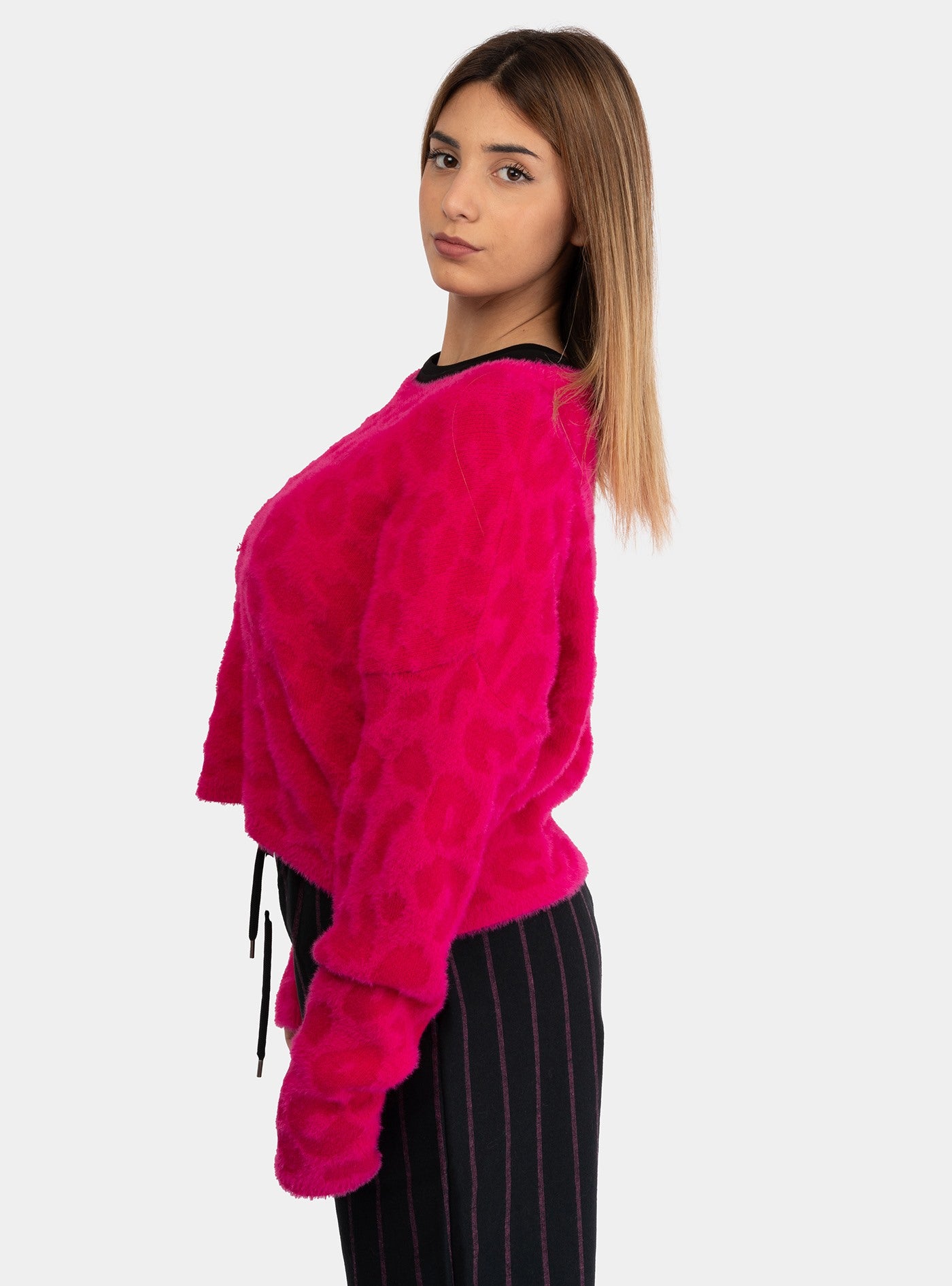 immagine-2-gaelle-pullover-cropped-manica-lunga-fucsia-maglia-gaabw00948-mbfi0001-vi08