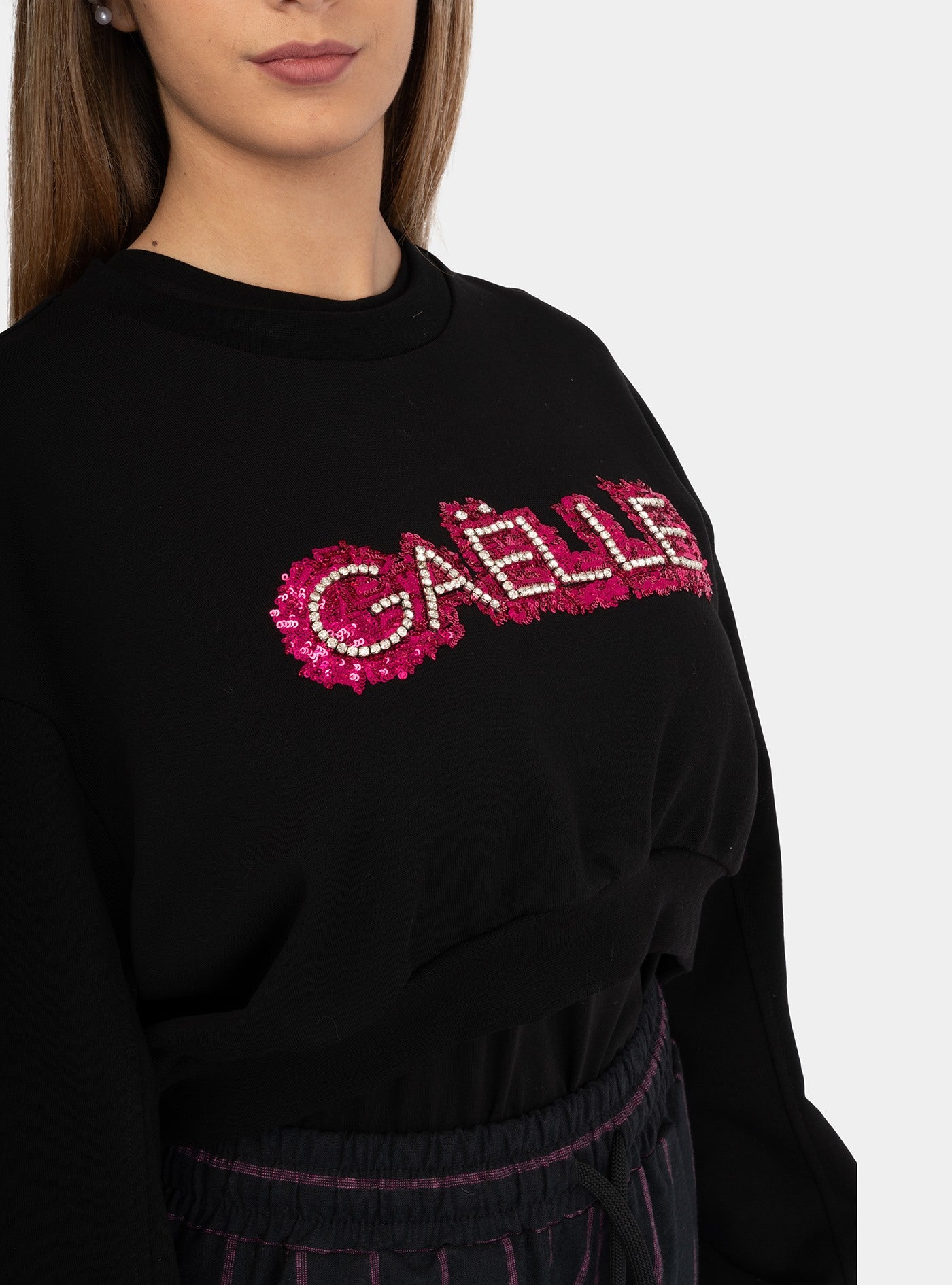 immagine-4-gaelle-felpa-cropped-con-logo-ricamato-a-mano-nera-felpa-gaabw01281-pttf0019-ne01