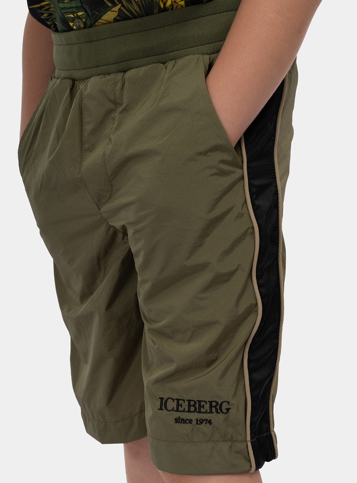 immagine-4-iceberg-bermuda-verde-militare-bermuda-bmice4100j-verde-militare